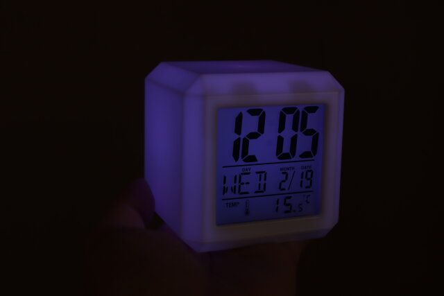 ダイソーの7色変色ライト付デジタル時計の光り方2