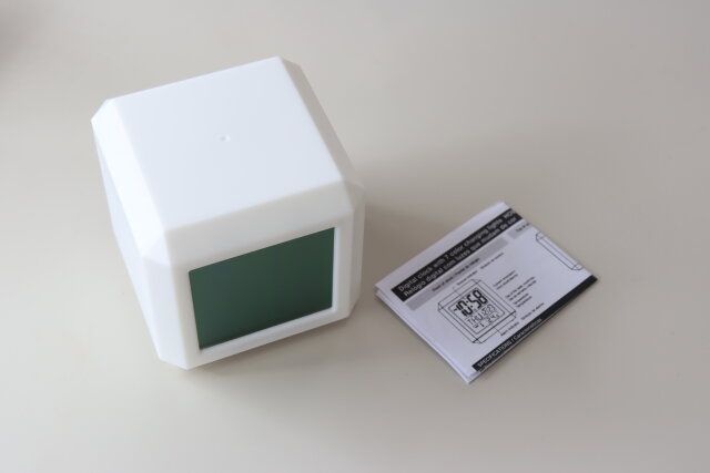 ダイソーの7色変色ライト付デジタル時計のセット内容