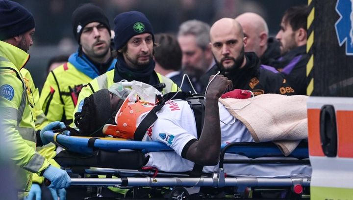 顔面激突で流血後にプレー続行も倒れる…24歳の悪童スター、緊急搬送