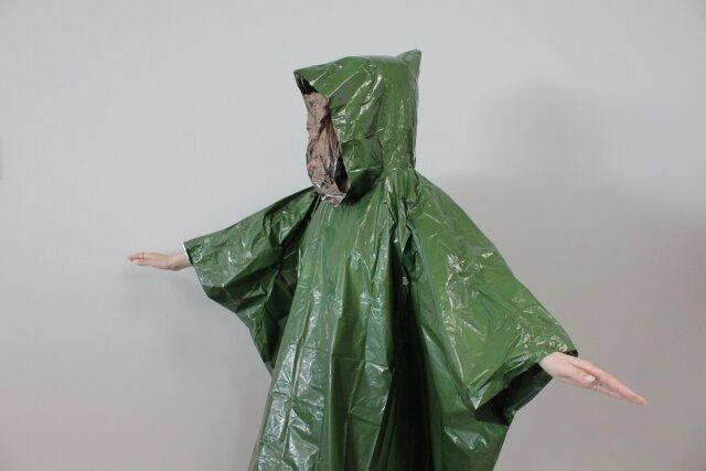 静音アルミポンチョ 着用