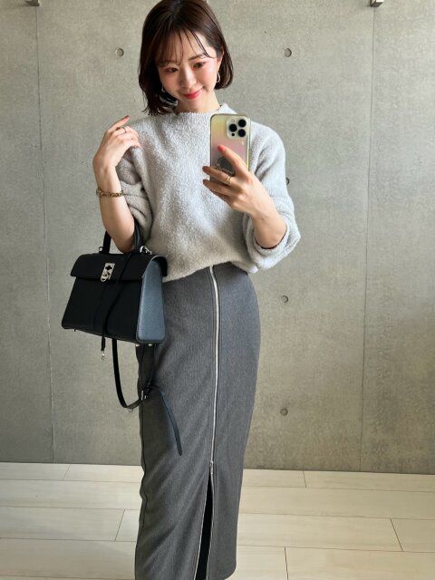 薄いグレーのセーター チャコールグレーのスカート 着用