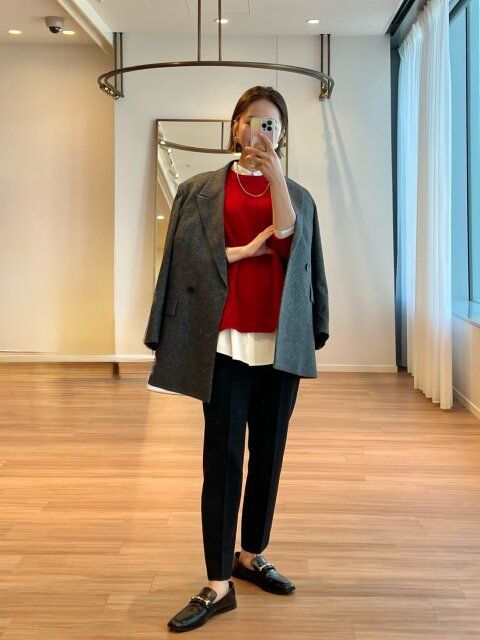 赤いニット グレーのジャケット 着用