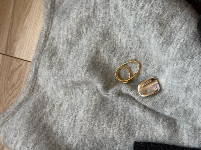 薄いグレー ニット ゴールドのアクセサリー