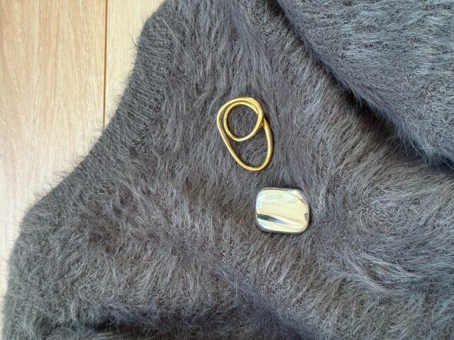 チャコールグレー ニット ゴールドのアクセサリー
