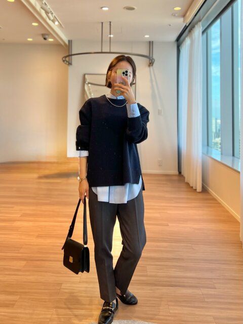 グレーのボトムス 着用