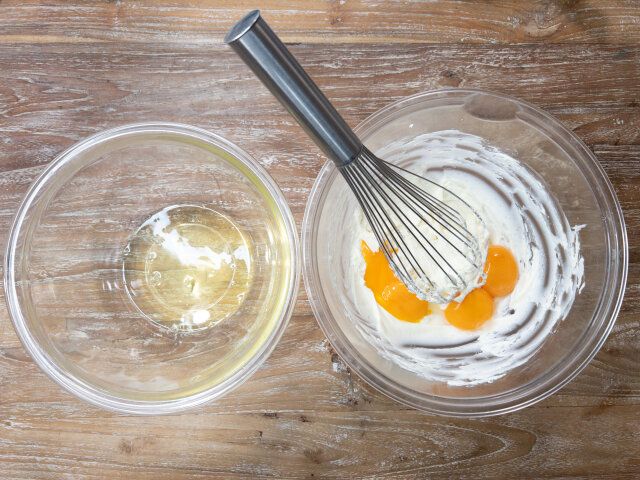 卵白の入ったボウル 卵黄とクリームチーズの入ったボウル