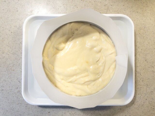 生地を型に流し入れる