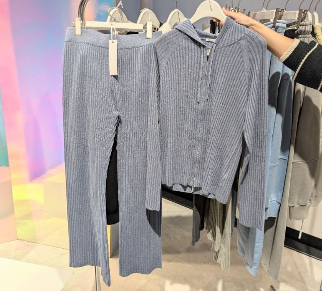 リラクシーなリブニットのセットアップも可愛い