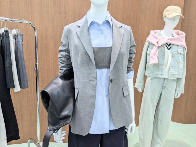 バレルレッグジーンズと合わせたシャツとジャケット