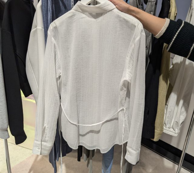 白のテクスチャーシアーシャツの後ろ側