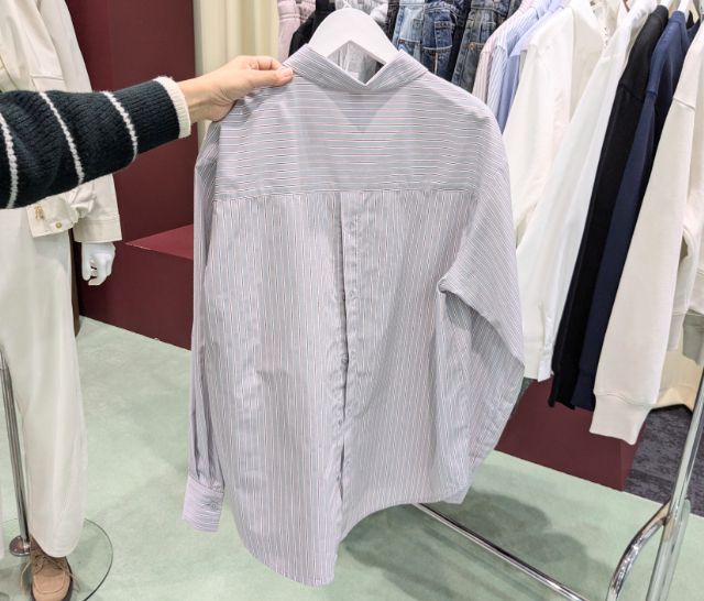 バックボタンストライプシャツの後ろ側