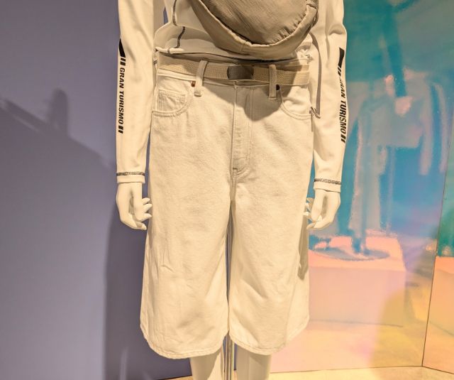 白のデニムジョーツを着用