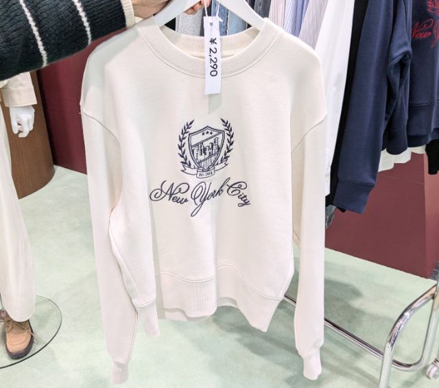 白のグラフィックスウェットプルオーバー