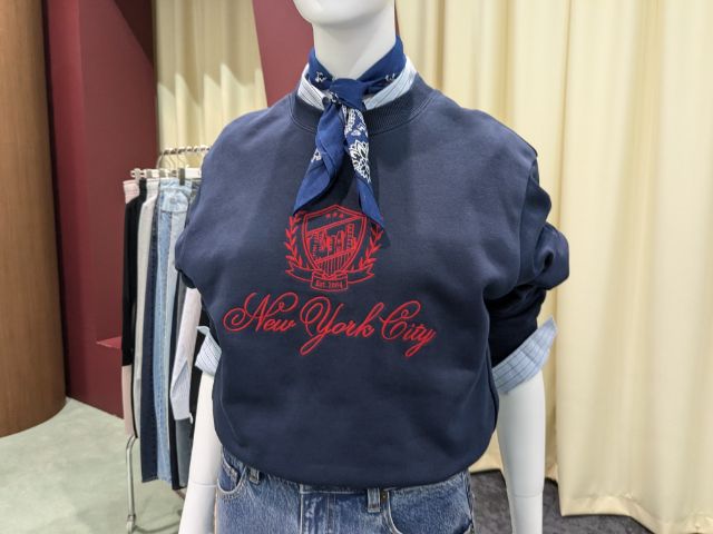 ネイビーのグラフィックスウェットプルオーバーを使ったコーデ