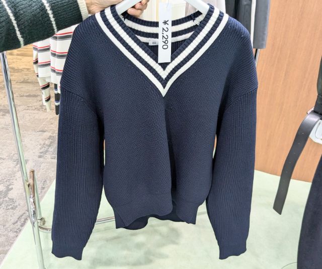 ネイビーのスポンジニットチルデンセーター