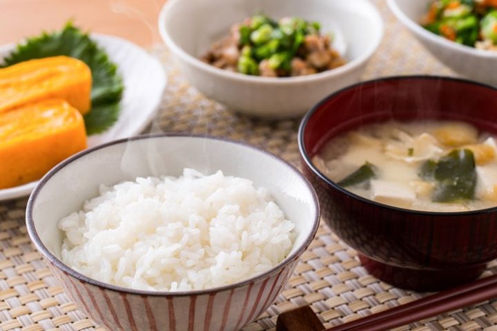 健康的 理想的な食事 白米と味噌汁と卵焼きと副菜など