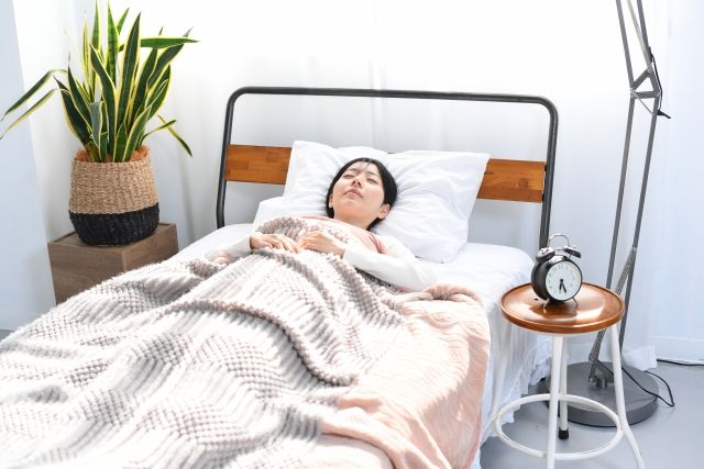 ベッドでぐっすり眠る女性