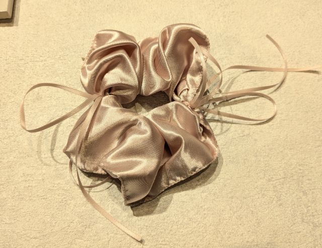 ピンクのサテンリボンシュシュ