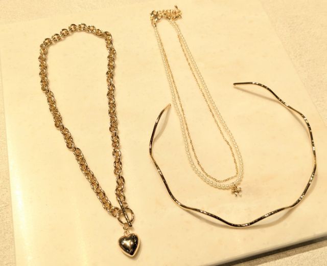 ゴールドのチェーンネックレス