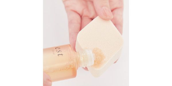 スポンジの角に、オイルを3滴ぐらい。