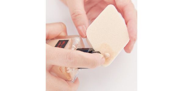 ファンデを普段の半量のせて混ぜる。
