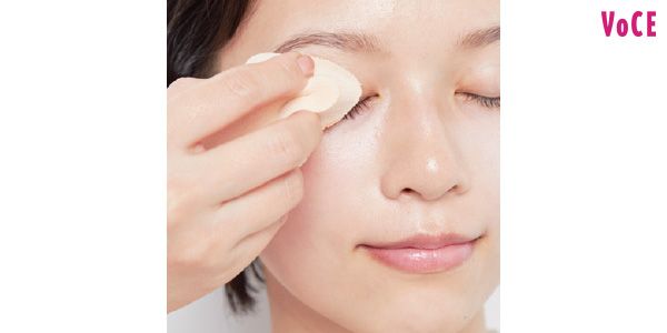 こすらないように注意して赤みを隠す。