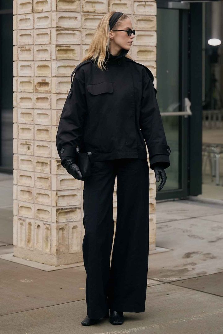 画像: ブルゾン × ヘアバンドなら軽やかに見える