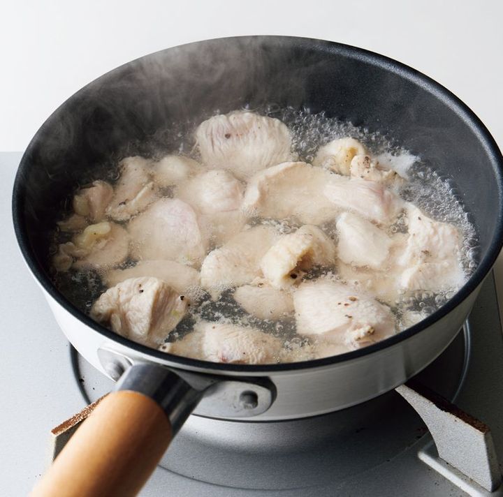 なべに鶏肉と水を入れて弱めの中火で7分煮る