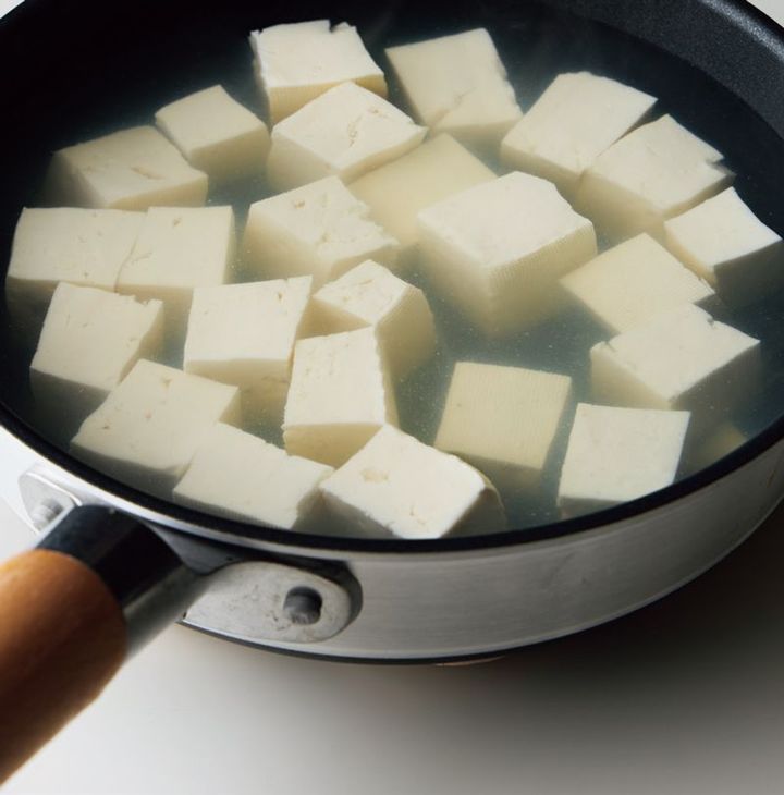 豆腐は一口大に切り、熱湯に入れてあたため、ざるにあげる
