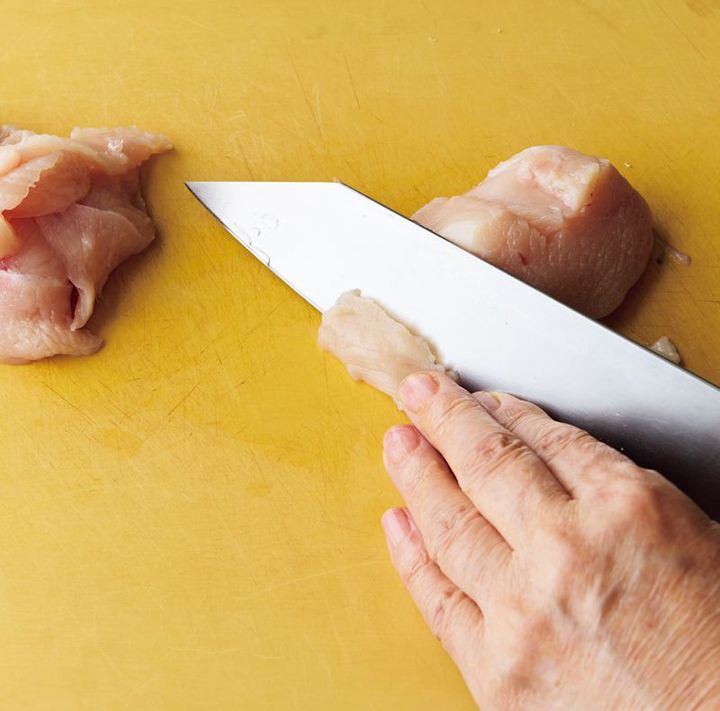 鶏肉全体に下味用の塩、こしょうをふり、一口大のそぎ切りにする