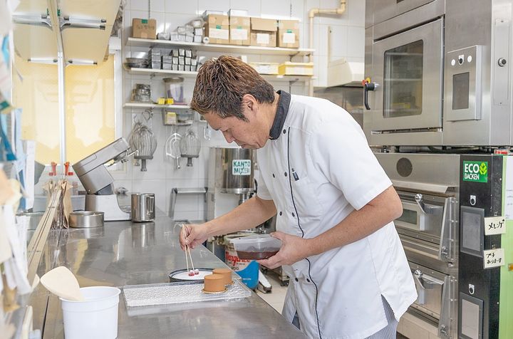 子どもの頃からスイーツの世界に興味があったというパティシエの田島さん