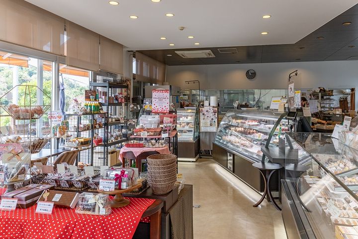 店内にはケーキも焼き菓子も、チョコレートも揃っている