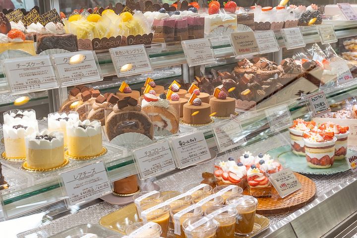 ショーケースにはケーキが約50種類！
