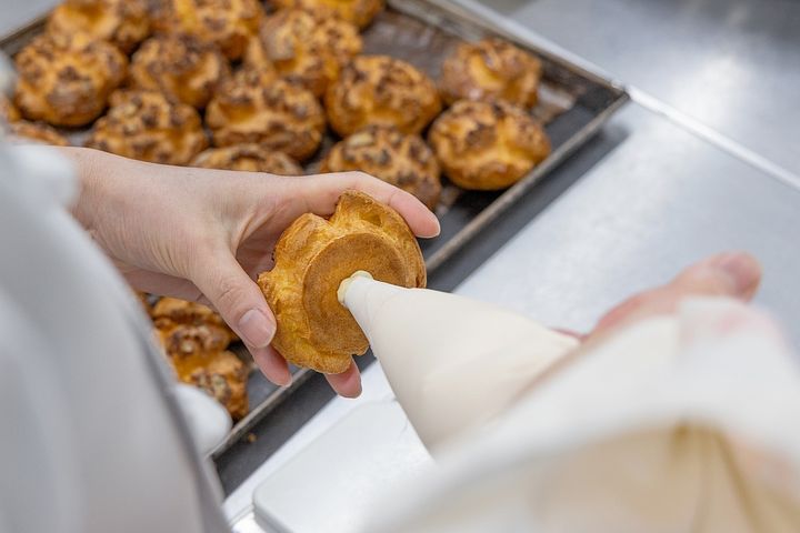 クリームがたっぷりと入ったシュークリームも人気商品