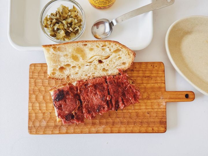 ボリュームたっぷり！簡単コンビーフサンドイッチ【パン好きなsumire.のバゲットサンドのレシピ vol.36 〜レシピで旅するヨーロッパ〜】