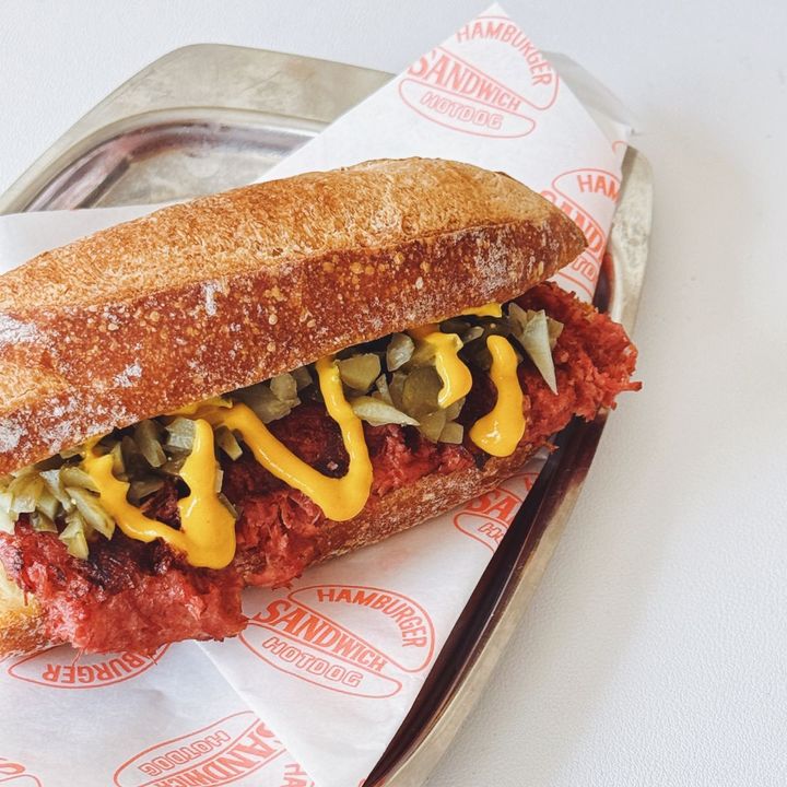 ボリュームたっぷり！簡単コンビーフサンドイッチ【パン好きなsumire.のバゲットサンドのレシピ vol.36 〜レシピで旅するヨーロッパ〜】