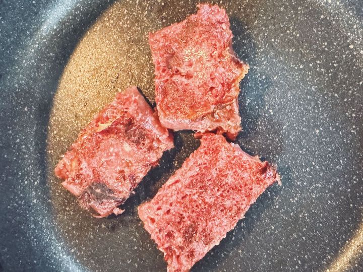 ボリュームたっぷり！簡単コンビーフサンドイッチ【パン好きなsumire.のバゲットサンドのレシピ vol.36 〜レシピで旅するヨーロッパ〜】