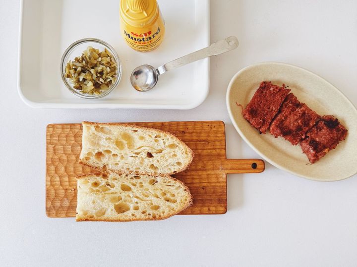 ボリュームたっぷり！簡単コンビーフサンドイッチ【パン好きなsumire.のバゲットサンドのレシピ vol.36 〜レシピで旅するヨーロッパ〜】