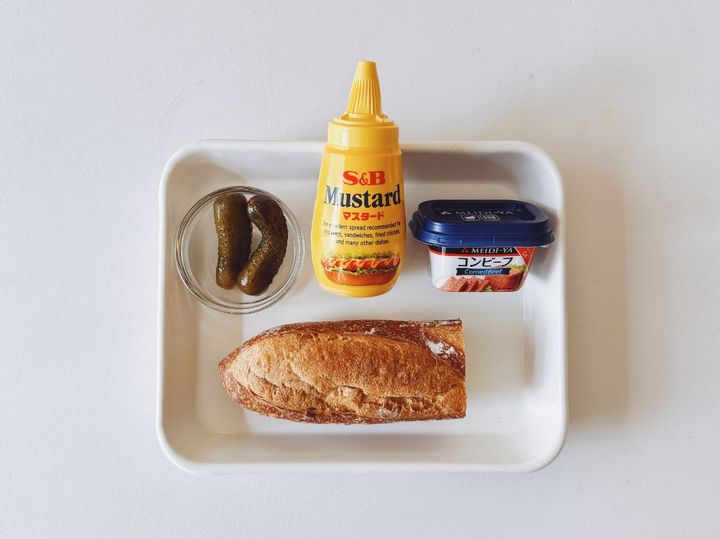 ボリュームたっぷり！簡単コンビーフサンドイッチ【パン好きなsumire.のバゲットサンドのレシピ vol.36 〜レシピで旅するヨーロッパ〜】