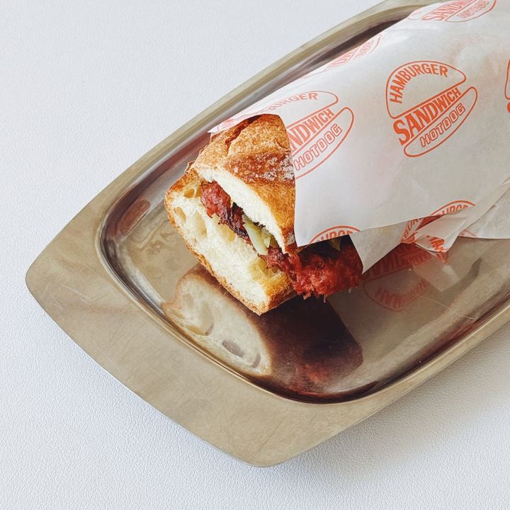 ボリュームたっぷり！簡単コンビーフサンドイッチ【パン好きなsumire.のバゲットサンドのレシピ vol.36 〜レシピで旅するヨーロッパ〜】