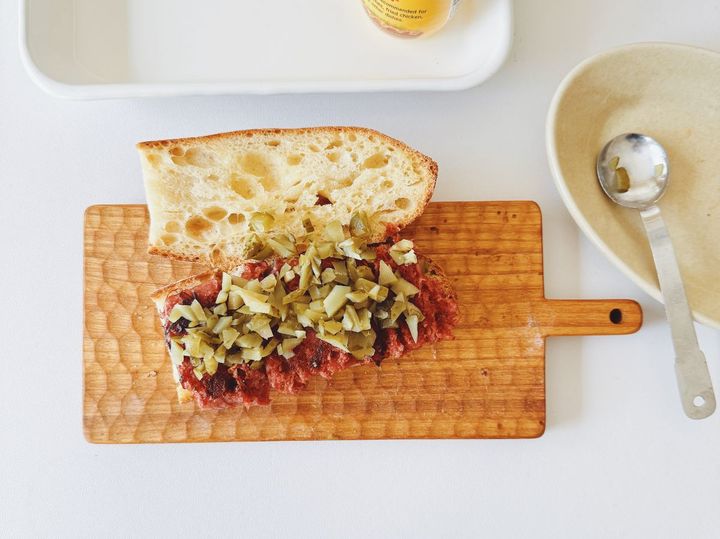 ボリュームたっぷり！簡単コンビーフサンドイッチ【パン好きなsumire.のバゲットサンドのレシピ vol.36 〜レシピで旅するヨーロッパ〜】