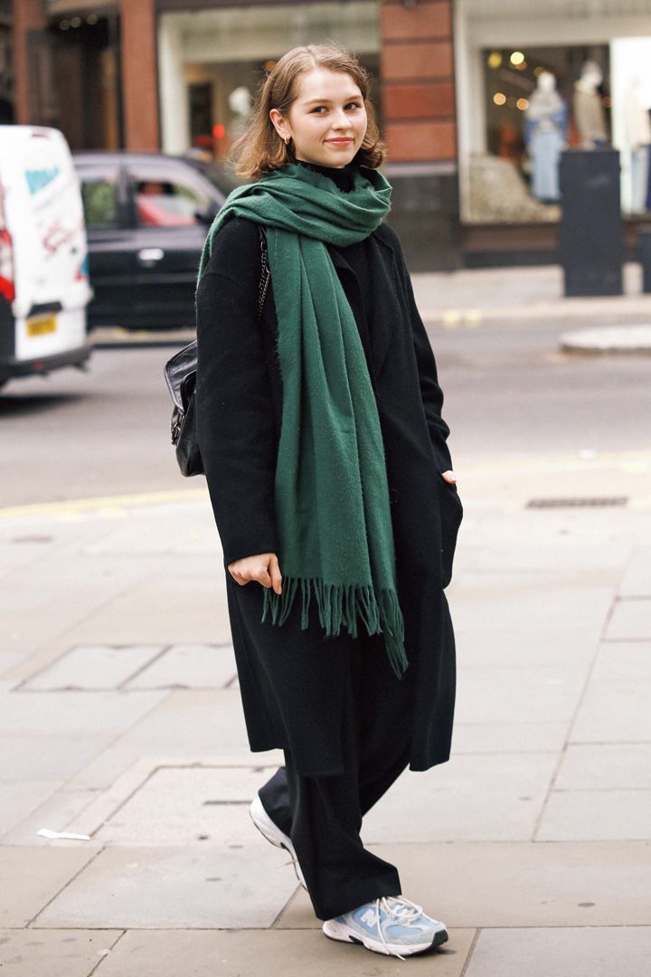 モノトーンスタイルに合わせたいオシャレなカラフルスニーカー