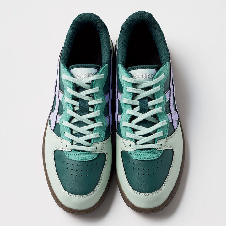 モノトーンスタイルに合わせたいオシャレなカラフルスニーカー