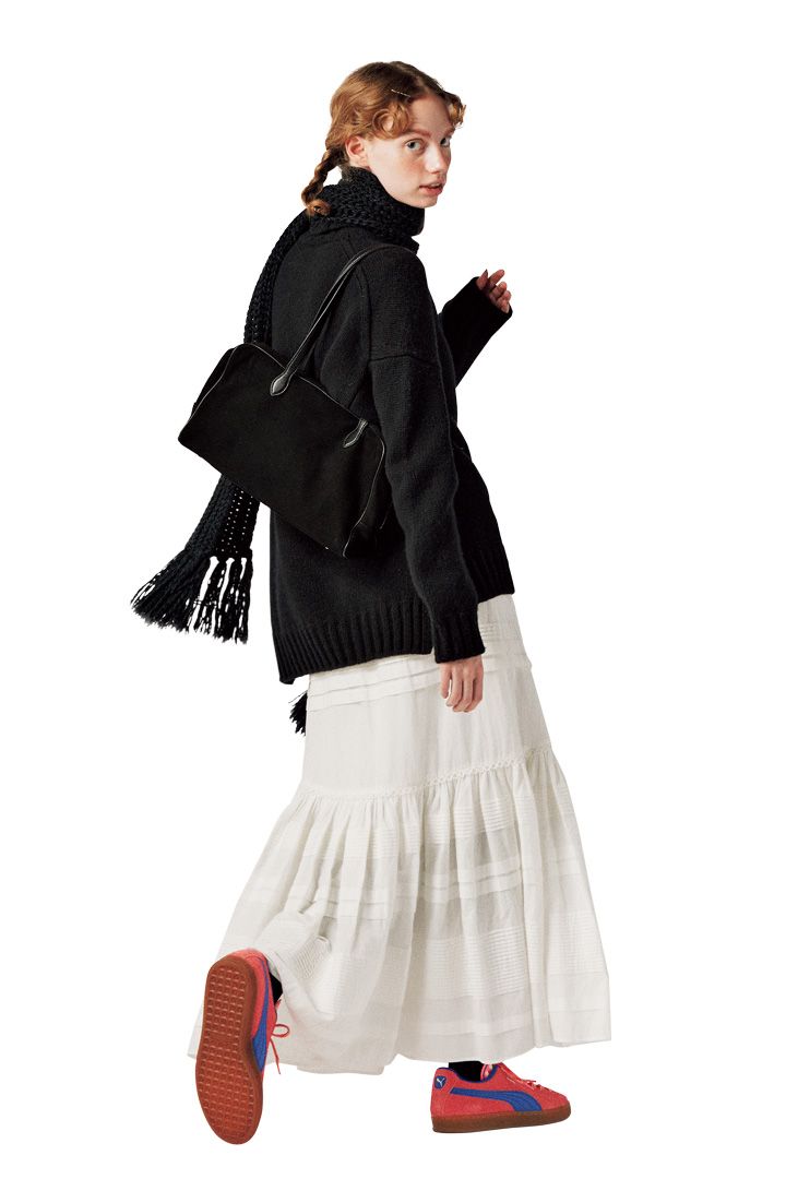 モノトーンスタイルに合わせたいオシャレなカラフルスニーカー