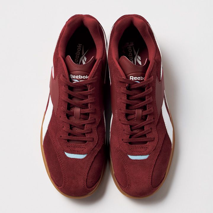 モノトーンスタイルに合わせたいオシャレなカラフルスニーカー