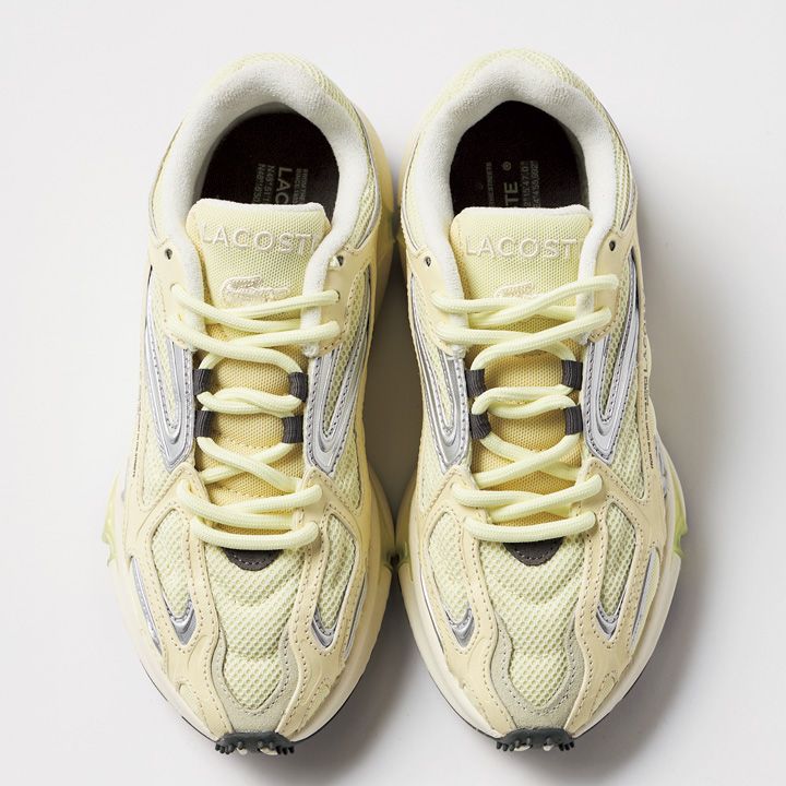 モノトーンスタイルに合わせたいオシャレなカラフルスニーカー