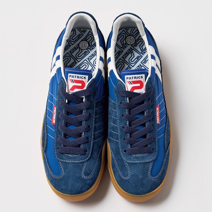 モノトーンスタイルに合わせたいオシャレなカラフルスニーカー