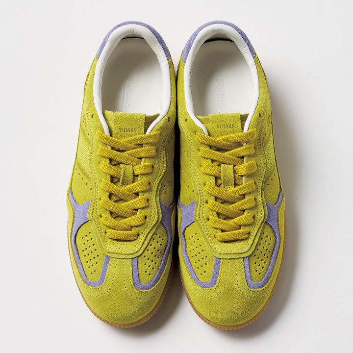 モノトーンスタイルに合わせたいオシャレなカラフルスニーカー