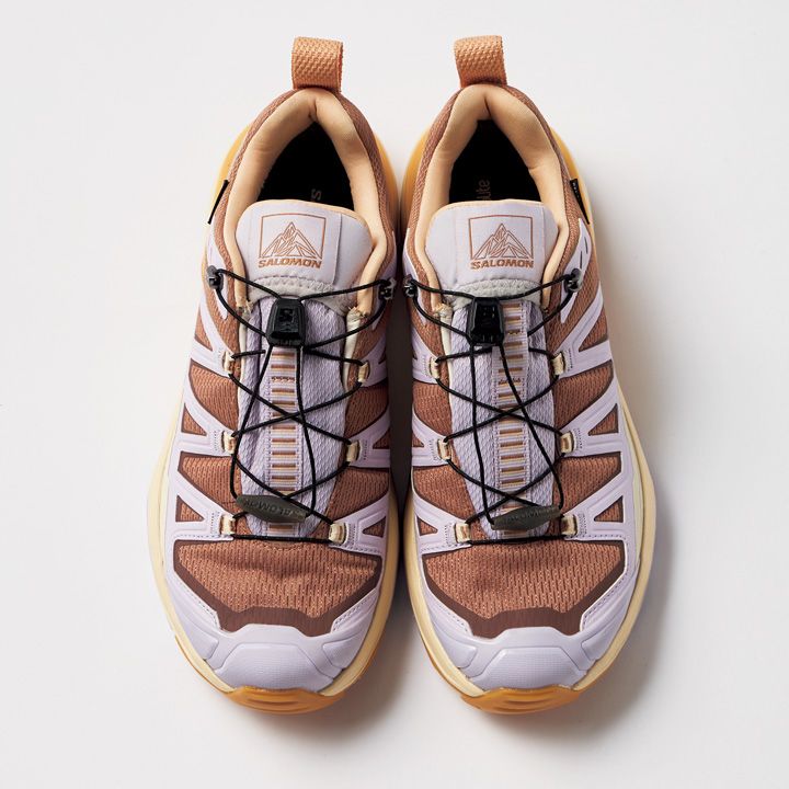 モノトーンスタイルに合わせたいオシャレなカラフルスニーカー