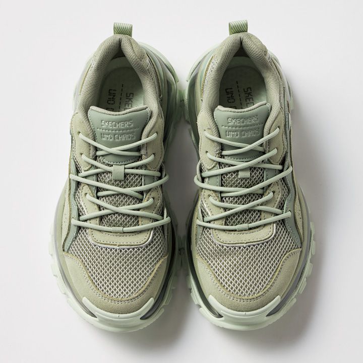 モノトーンスタイルに合わせたいオシャレなカラフルスニーカー